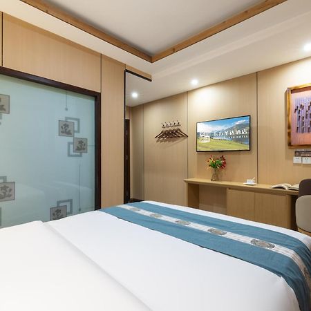 The East Hotel-Very Close To The Drum Tower,The Lama Temple,Houhai Bar Street,And The Forbidden City,There Are Many Old Beijing Traditional Hutongs Around The Hotel ,Experience The Culture Of Old Beijing Hutongs,Near Exit A Of Shichahai On Metro Line Екстер'єр фото