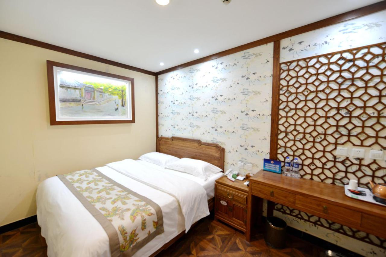 The East Hotel-Very Close To The Drum Tower,The Lama Temple,Houhai Bar Street,And The Forbidden City,There Are Many Old Beijing Traditional Hutongs Around The Hotel ,Experience The Culture Of Old Beijing Hutongs,Near Exit A Of Shichahai On Metro Line Екстер'єр фото