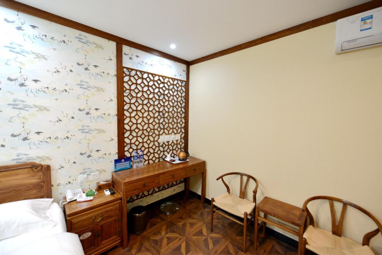 The East Hotel-Very Close To The Drum Tower,The Lama Temple,Houhai Bar Street,And The Forbidden City,There Are Many Old Beijing Traditional Hutongs Around The Hotel ,Experience The Culture Of Old Beijing Hutongs,Near Exit A Of Shichahai On Metro Line Екстер'єр фото