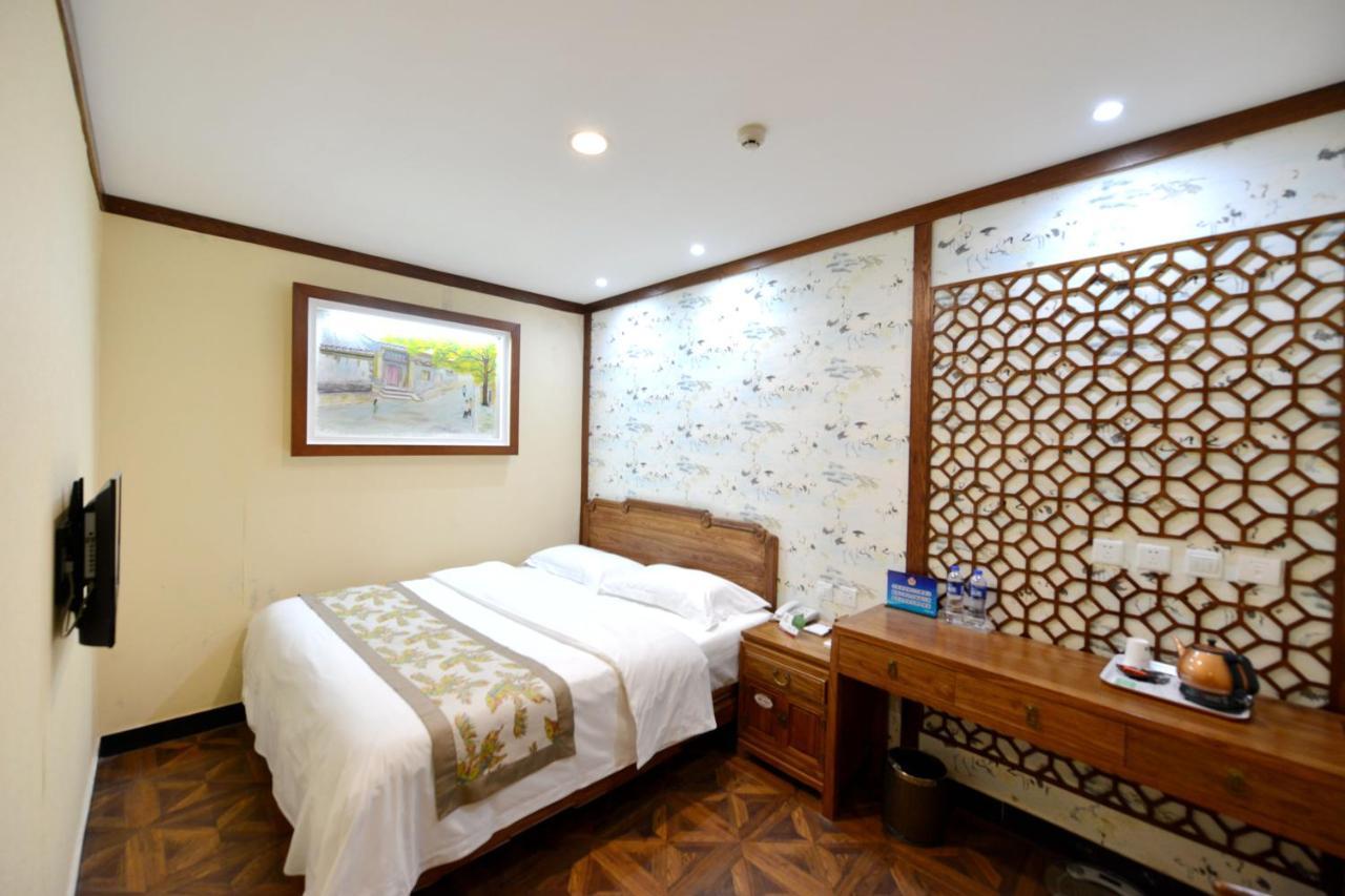 The East Hotel-Very Close To The Drum Tower,The Lama Temple,Houhai Bar Street,And The Forbidden City,There Are Many Old Beijing Traditional Hutongs Around The Hotel ,Experience The Culture Of Old Beijing Hutongs,Near Exit A Of Shichahai On Metro Line Екстер'єр фото