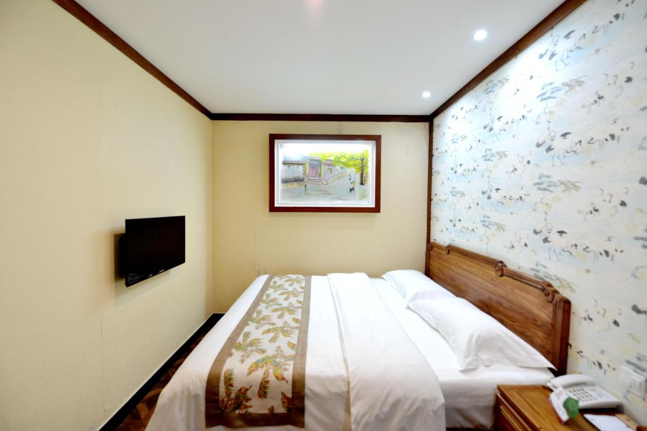The East Hotel-Very Close To The Drum Tower,The Lama Temple,Houhai Bar Street,And The Forbidden City,There Are Many Old Beijing Traditional Hutongs Around The Hotel ,Experience The Culture Of Old Beijing Hutongs,Near Exit A Of Shichahai On Metro Line Екстер'єр фото