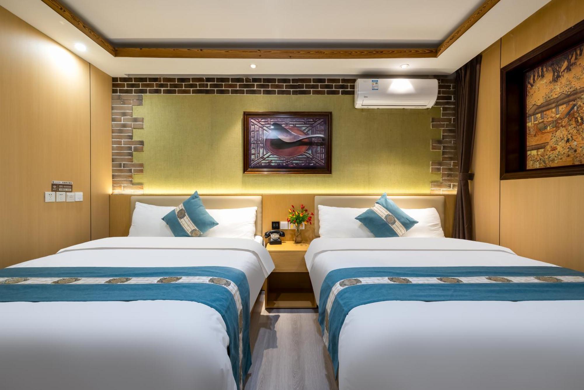 The East Hotel-Very Close To The Drum Tower,The Lama Temple,Houhai Bar Street,And The Forbidden City,There Are Many Old Beijing Traditional Hutongs Around The Hotel ,Experience The Culture Of Old Beijing Hutongs,Near Exit A Of Shichahai On Metro Line Екстер'єр фото