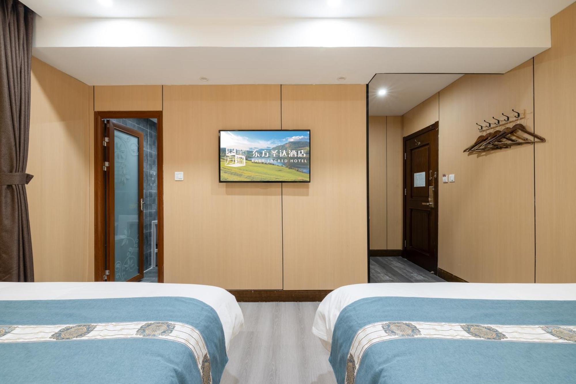 The East Hotel-Very Close To The Drum Tower,The Lama Temple,Houhai Bar Street,And The Forbidden City,There Are Many Old Beijing Traditional Hutongs Around The Hotel ,Experience The Culture Of Old Beijing Hutongs,Near Exit A Of Shichahai On Metro Line Екстер'єр фото