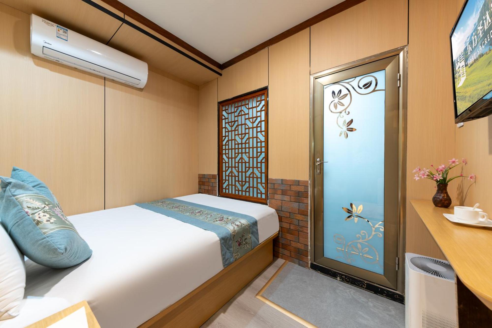The East Hotel-Very Close To The Drum Tower,The Lama Temple,Houhai Bar Street,And The Forbidden City,There Are Many Old Beijing Traditional Hutongs Around The Hotel ,Experience The Culture Of Old Beijing Hutongs,Near Exit A Of Shichahai On Metro Line Екстер'єр фото