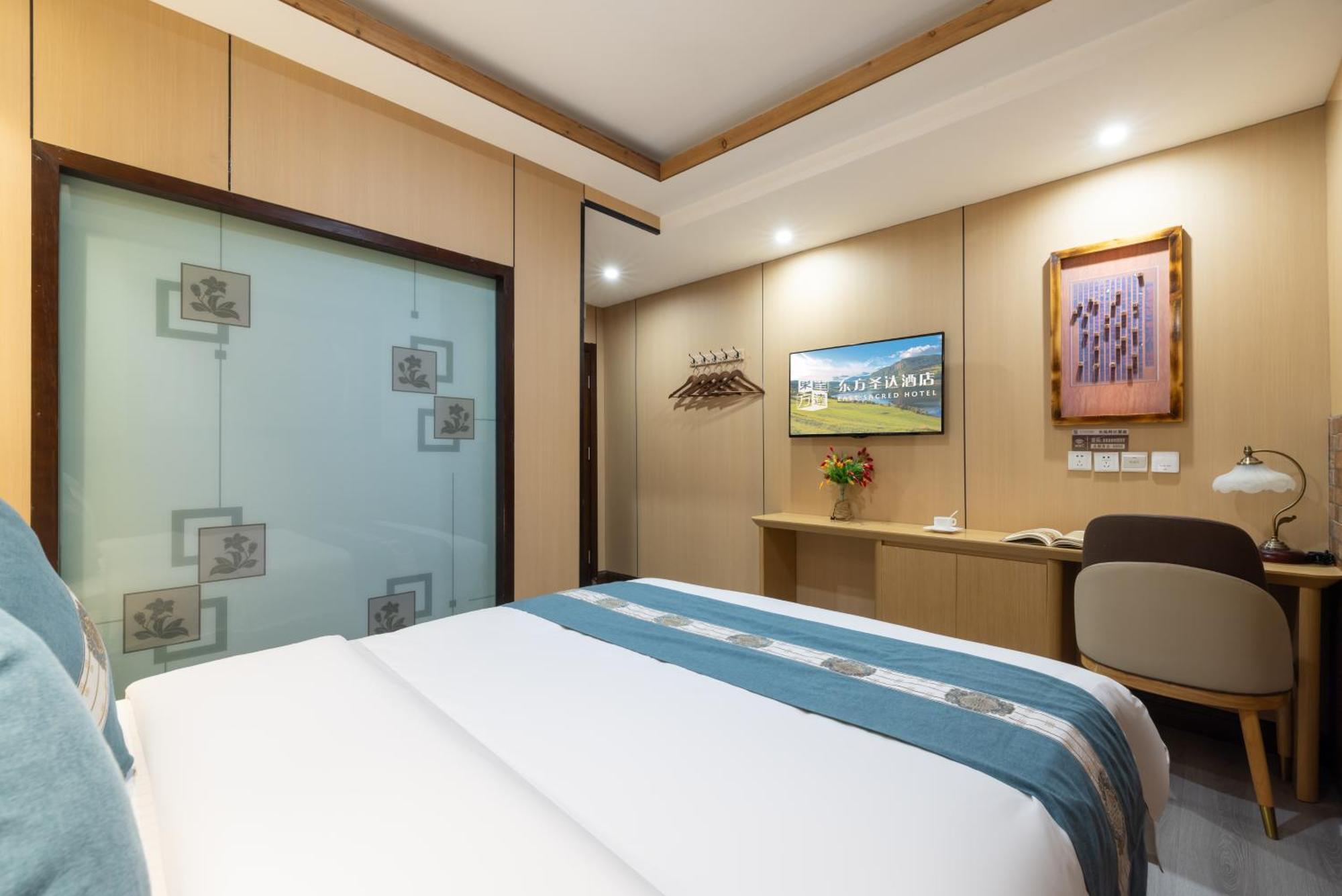 The East Hotel-Very Close To The Drum Tower,The Lama Temple,Houhai Bar Street,And The Forbidden City,There Are Many Old Beijing Traditional Hutongs Around The Hotel ,Experience The Culture Of Old Beijing Hutongs,Near Exit A Of Shichahai On Metro Line Екстер'єр фото