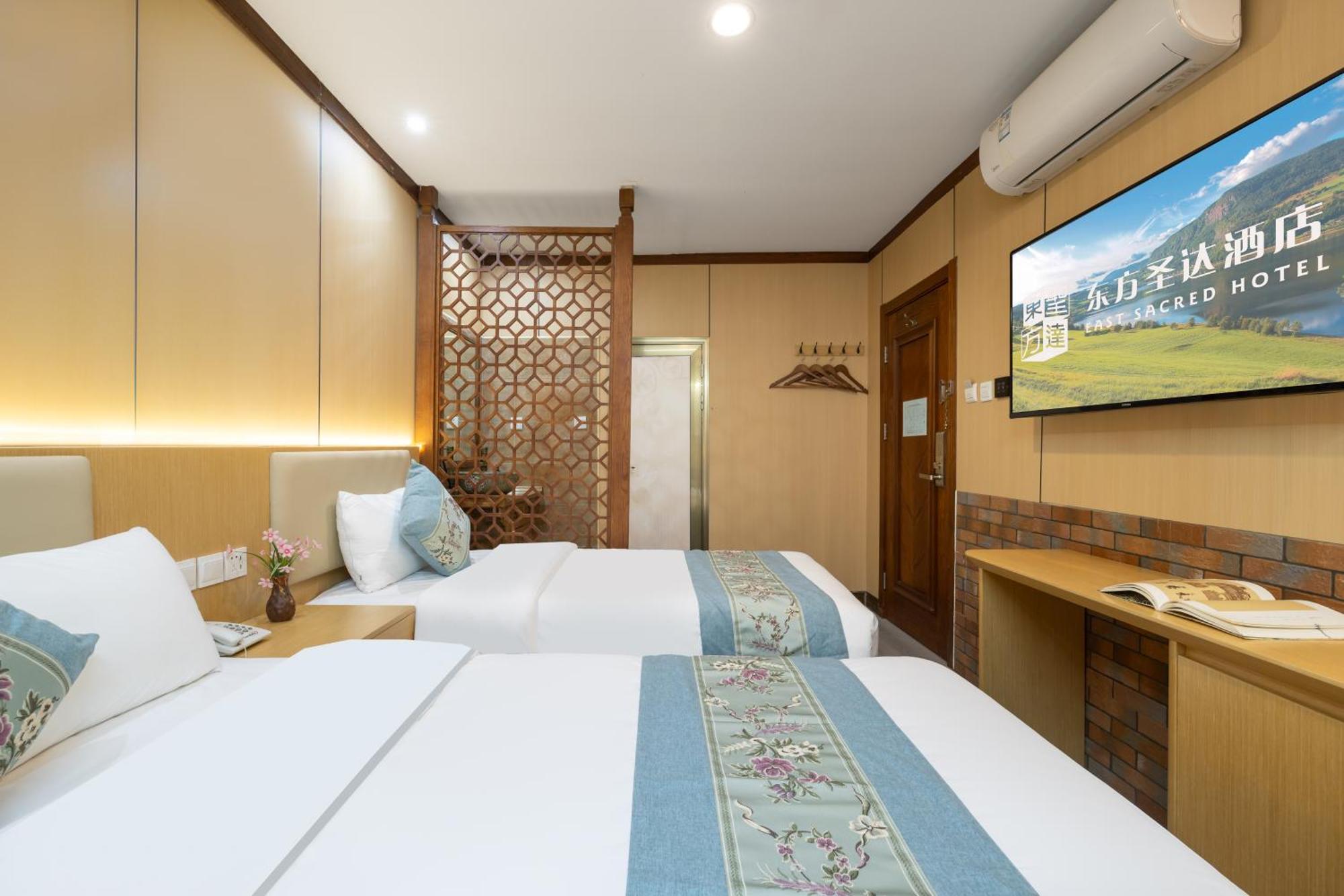 The East Hotel-Very Close To The Drum Tower,The Lama Temple,Houhai Bar Street,And The Forbidden City,There Are Many Old Beijing Traditional Hutongs Around The Hotel ,Experience The Culture Of Old Beijing Hutongs,Near Exit A Of Shichahai On Metro Line Екстер'єр фото