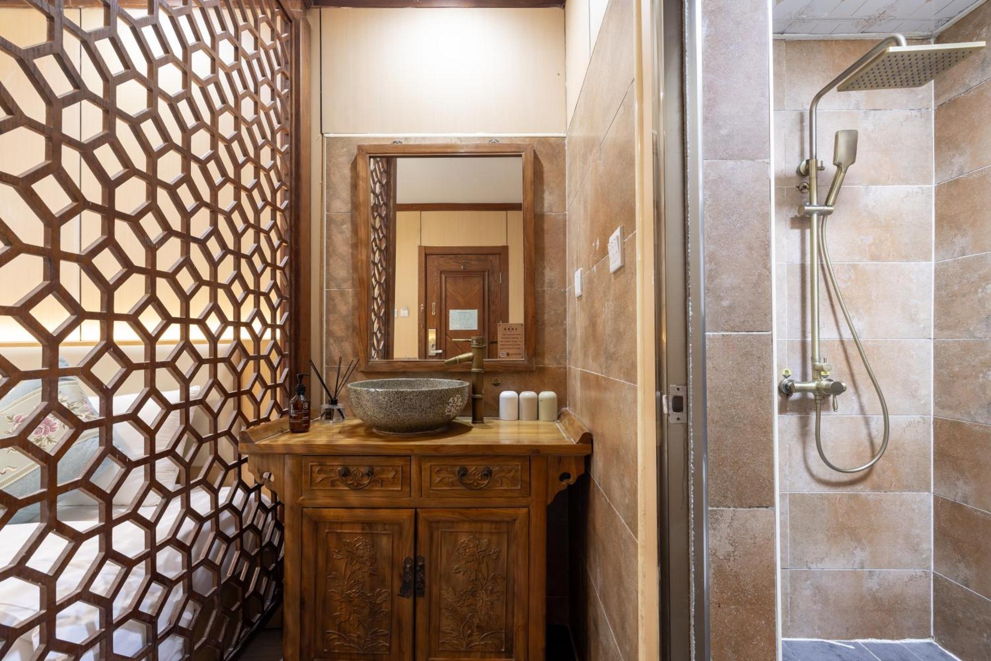 The East Hotel-Very Close To The Drum Tower,The Lama Temple,Houhai Bar Street,And The Forbidden City,There Are Many Old Beijing Traditional Hutongs Around The Hotel ,Experience The Culture Of Old Beijing Hutongs,Near Exit A Of Shichahai On Metro Line Екстер'єр фото