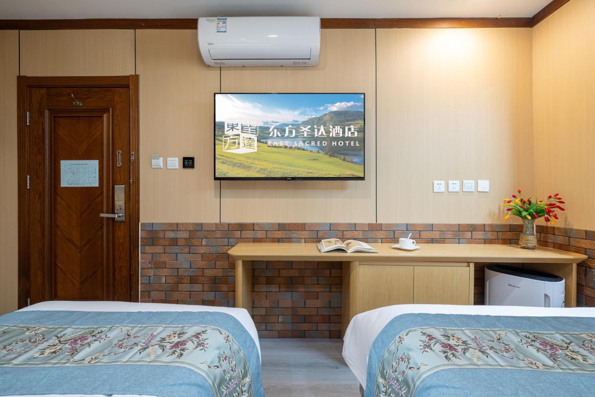 The East Hotel-Very Close To The Drum Tower,The Lama Temple,Houhai Bar Street,And The Forbidden City,There Are Many Old Beijing Traditional Hutongs Around The Hotel ,Experience The Culture Of Old Beijing Hutongs,Near Exit A Of Shichahai On Metro Line Екстер'єр фото