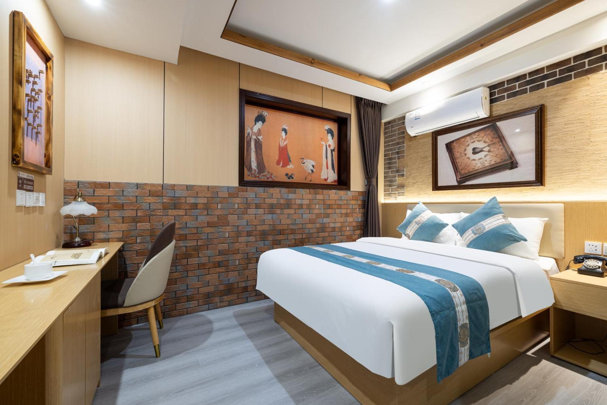 The East Hotel-Very Close To The Drum Tower,The Lama Temple,Houhai Bar Street,And The Forbidden City,There Are Many Old Beijing Traditional Hutongs Around The Hotel ,Experience The Culture Of Old Beijing Hutongs,Near Exit A Of Shichahai On Metro Line Екстер'єр фото