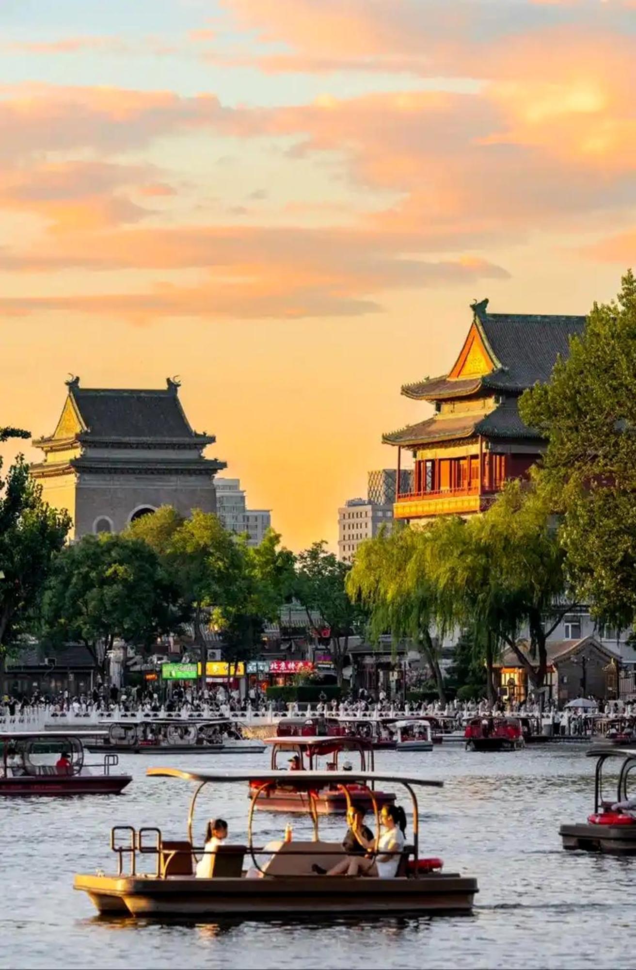 The East Hotel-Very Close To The Drum Tower,The Lama Temple,Houhai Bar Street,And The Forbidden City,There Are Many Old Beijing Traditional Hutongs Around The Hotel ,Experience The Culture Of Old Beijing Hutongs,Near Exit A Of Shichahai On Metro Line Екстер'єр фото